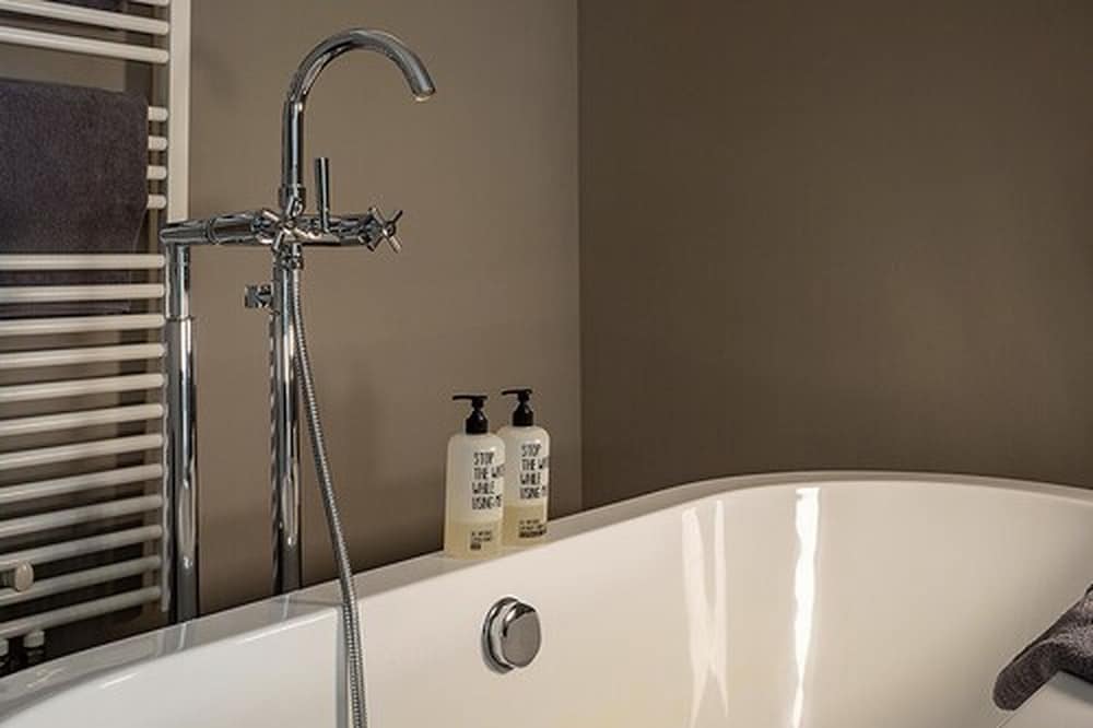 Deep soaking bathtub