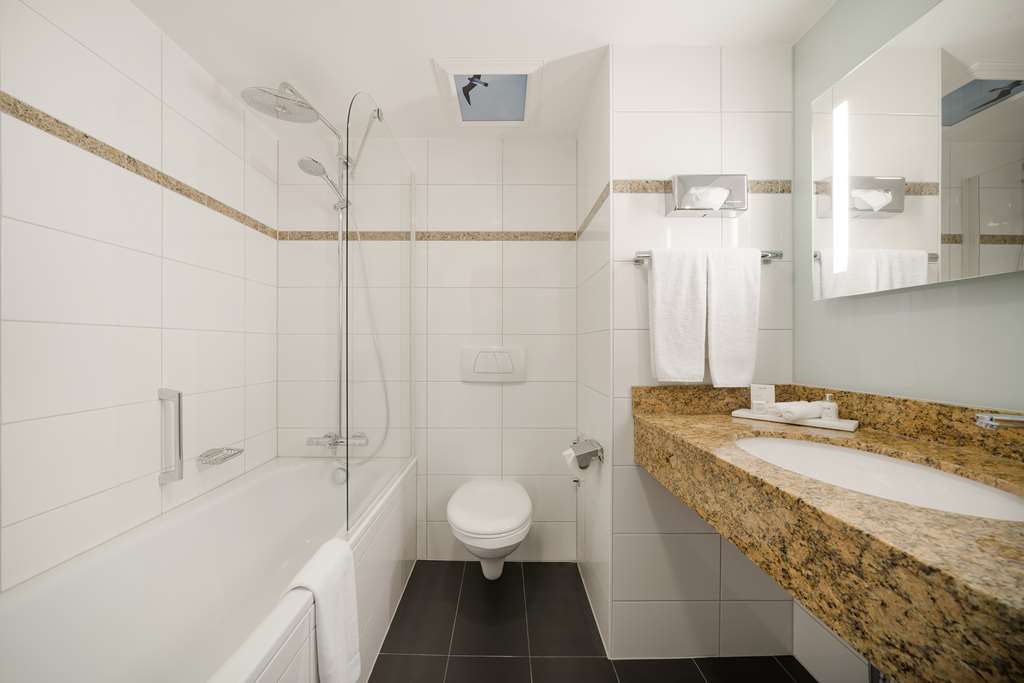 Standard bathroom with tub
