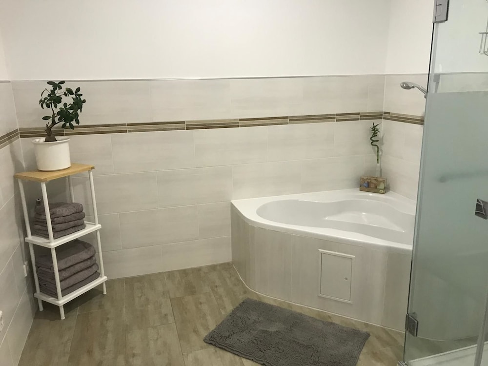 Deep soaking bathtub