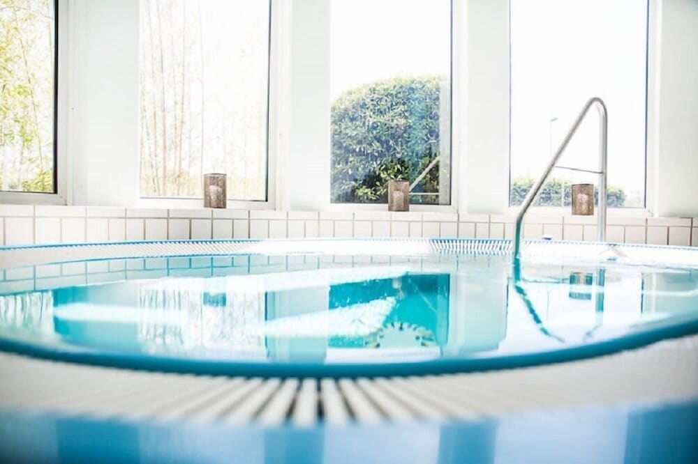 Indoor spa tub