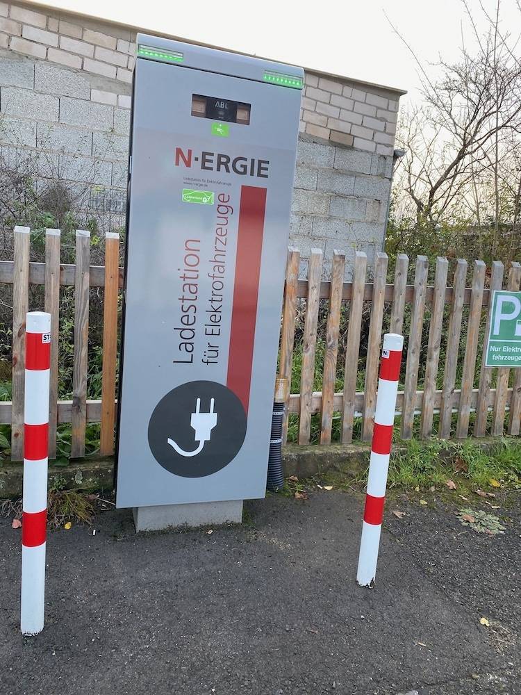 Electric vehicle charging station