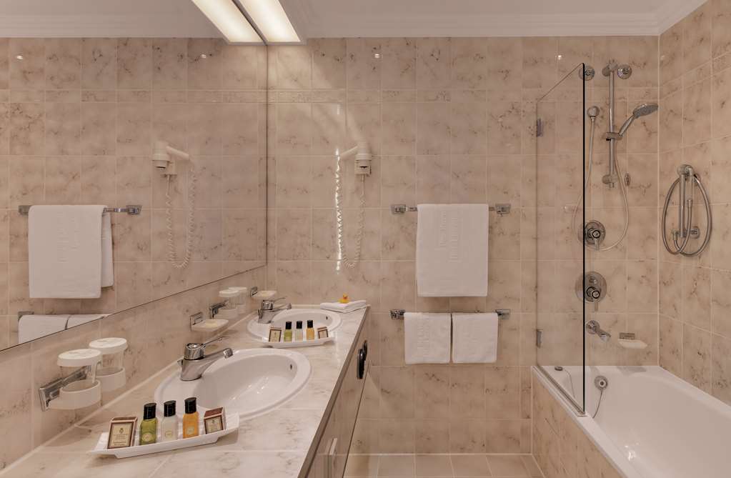 Doppelzimmer Standard Beispiel Badezimmer