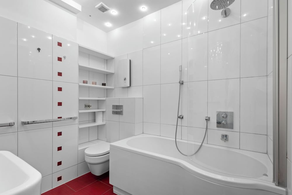 Deep soaking bathtub