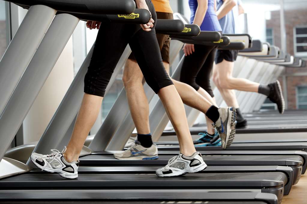 centrovital Hotel Berlin / Spa & Sportclub fitness area treadmills
