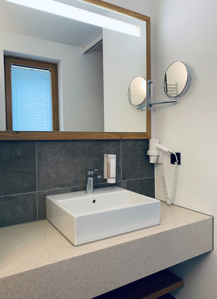 Bathroom sink