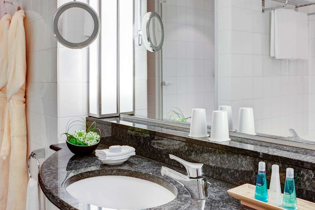 Steigenberger Hotel Hamburg, Germany - Junior Suite bathroom