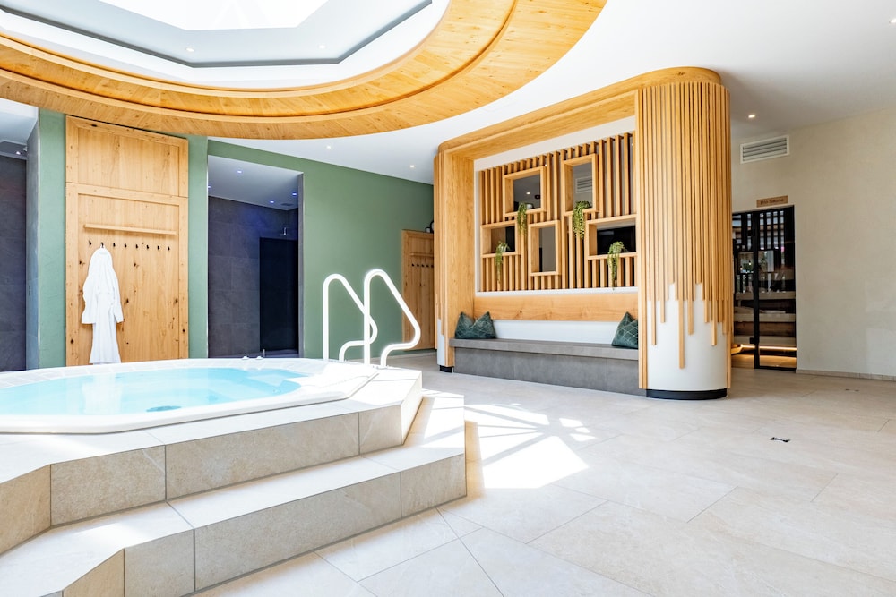 Indoor spa tub