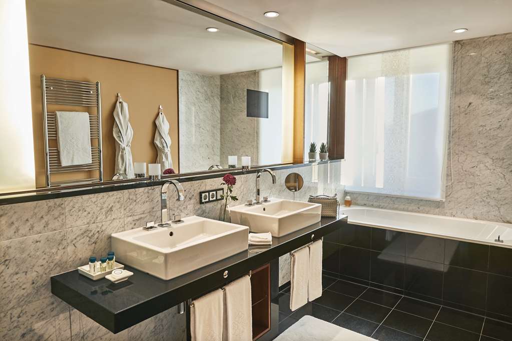 MUC1_Deluxe Junior Suite 3.jpg