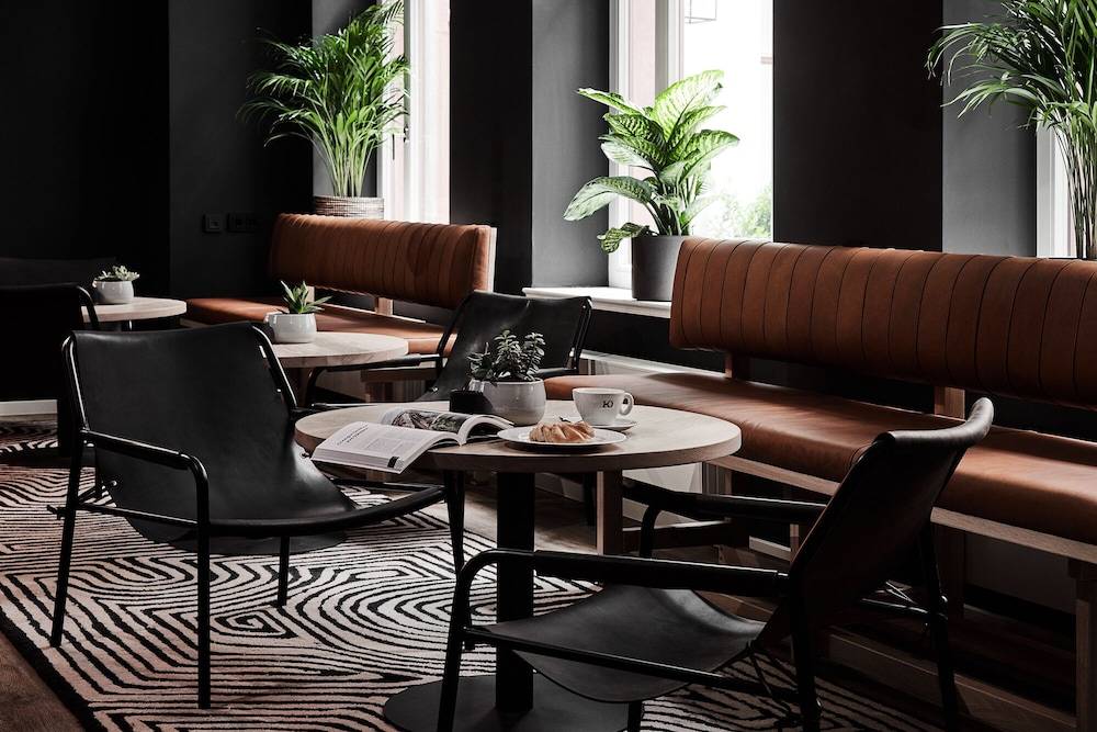 Lobby lounge