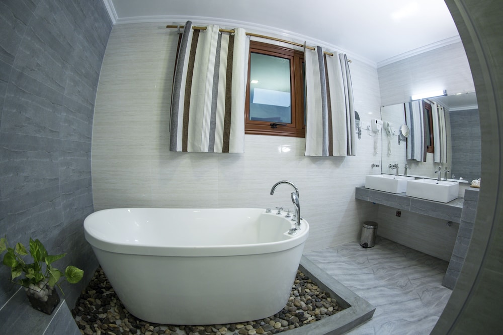 Jetted tub
