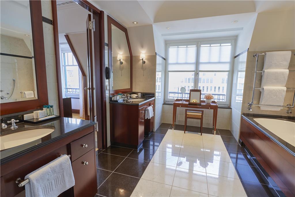 Brandenburg Gate Deluxe Suite