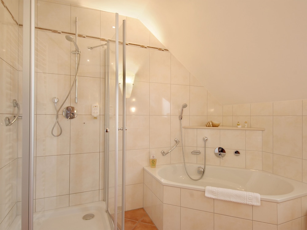 Deep soaking bathtub