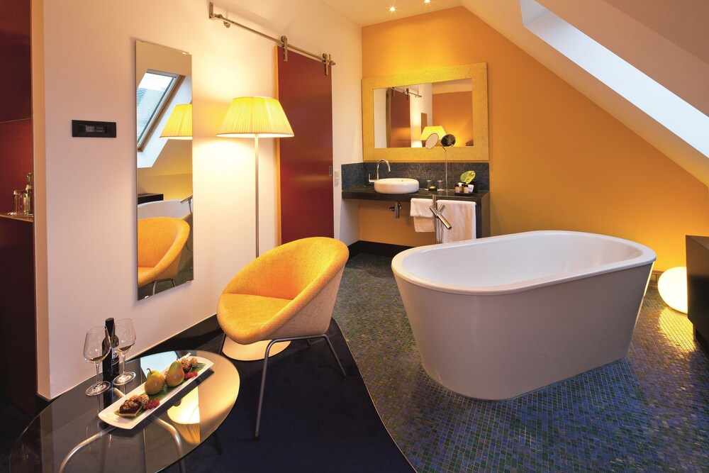 Deep Soaking Bathtub