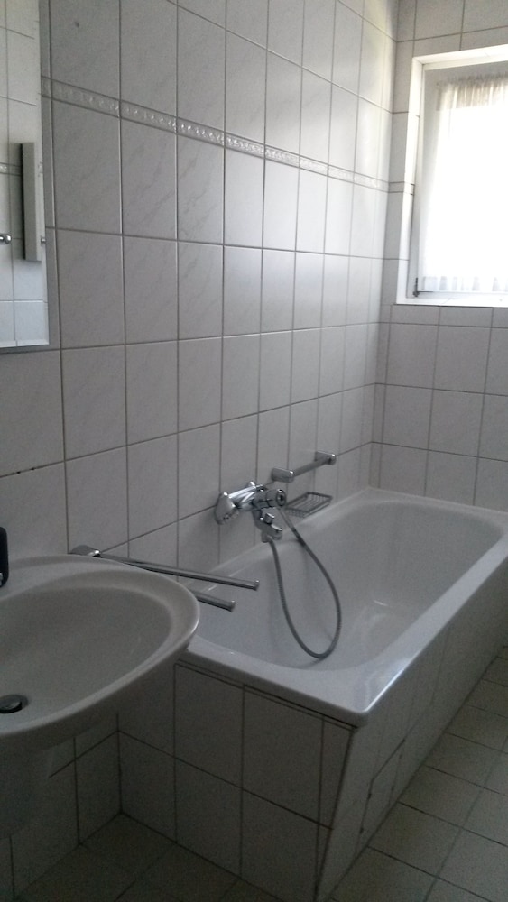 Deep soaking bathtub