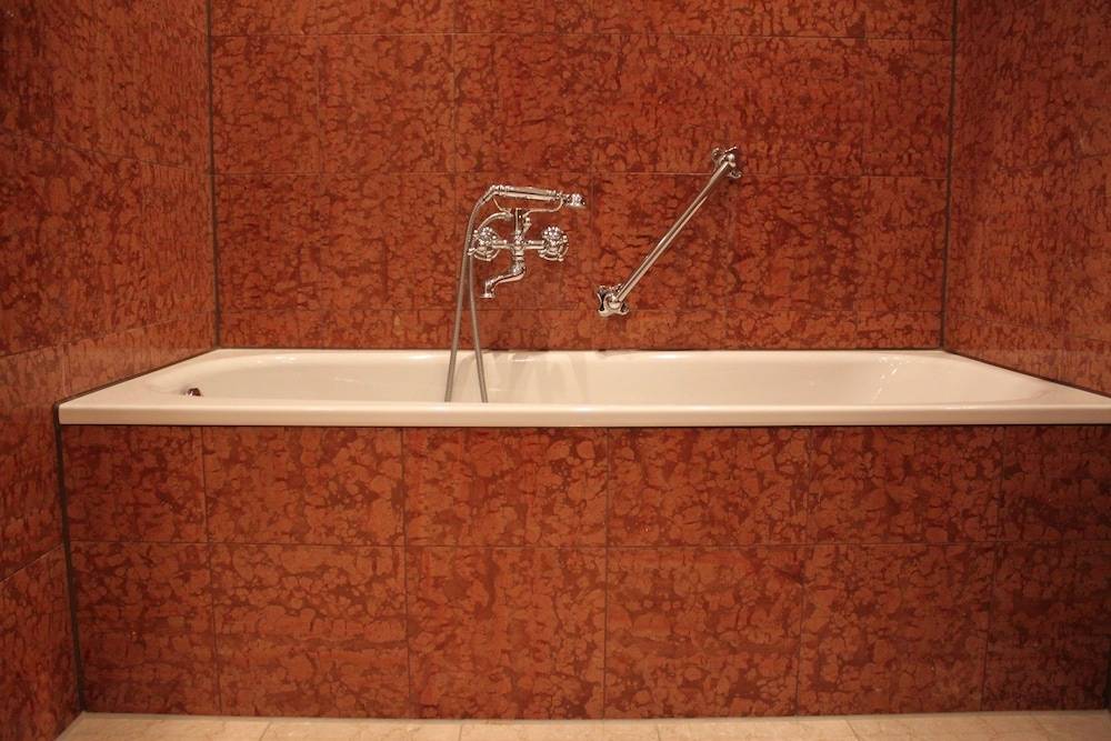 Deep soaking bathtub