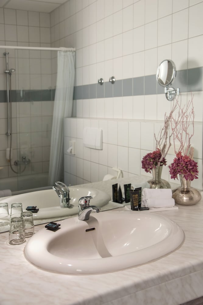 Deep soaking bathtub