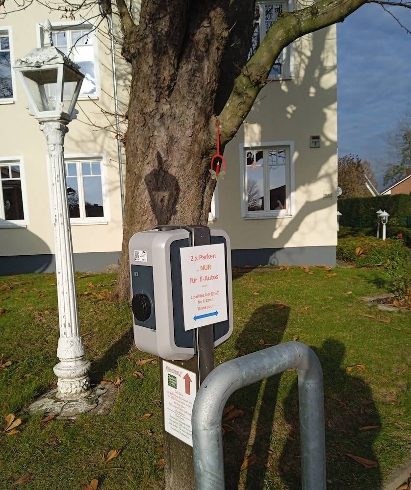 Electric vehicle charging station