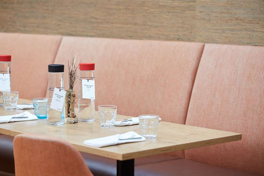 scandic berlin kurfuerstendamm restaurant tabledecoration water
