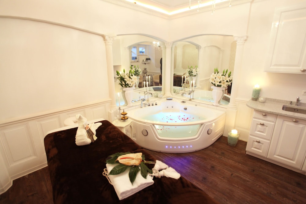 Indoor spa tub