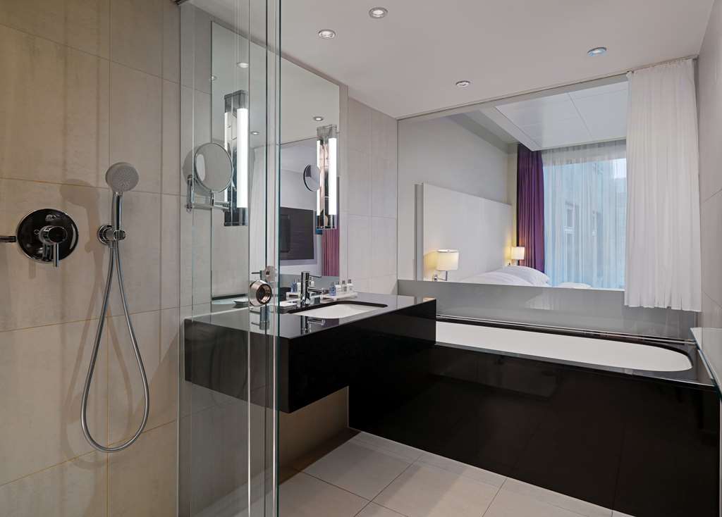 Suite bathroom