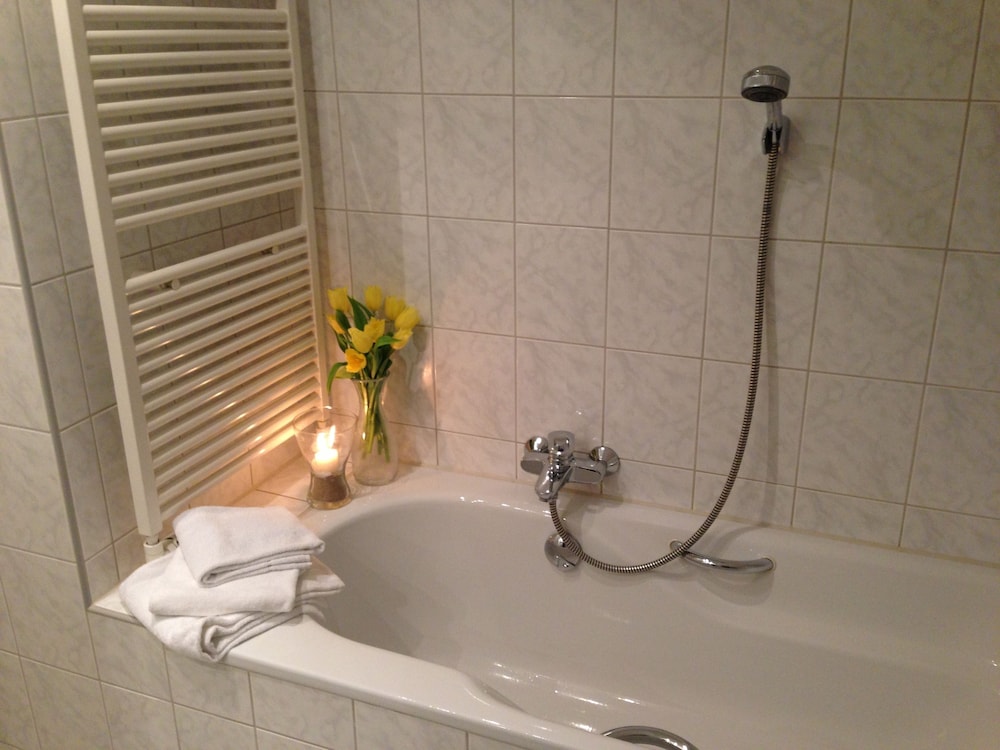 Deep soaking bathtub