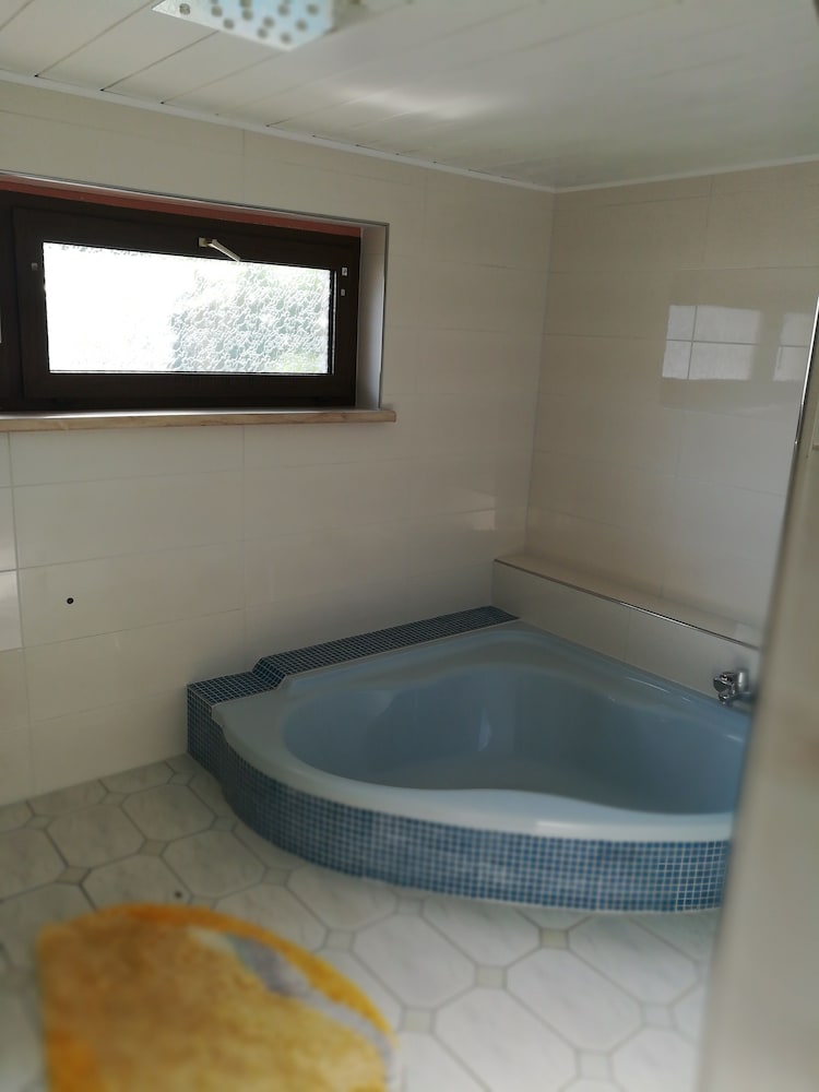 Deep soaking bathtub