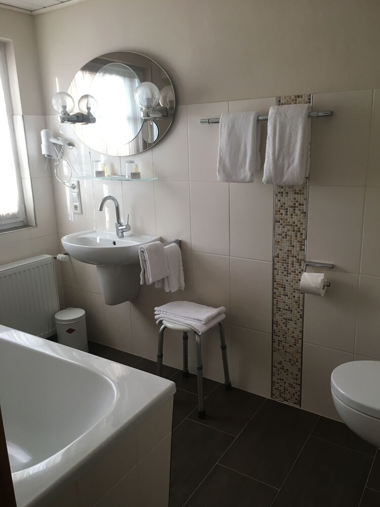 Deep soaking bathtub