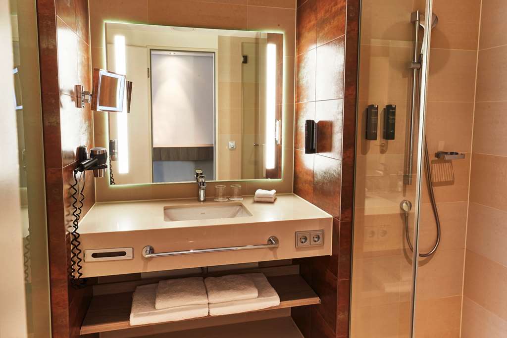 Steigenberger Hotel Bremen, Germany - Family room - bath room
