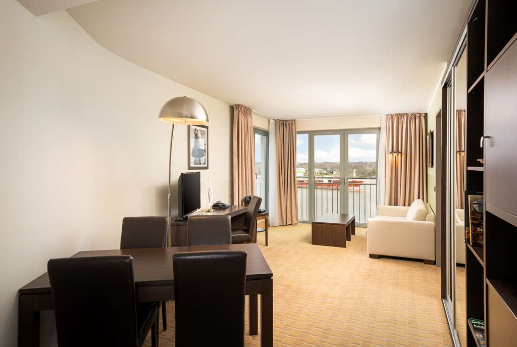 the rilano hotel hamburg suite wohn area