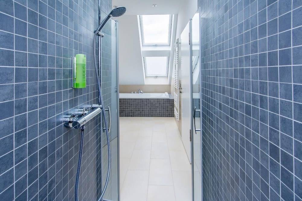 Deep soaking bathtub