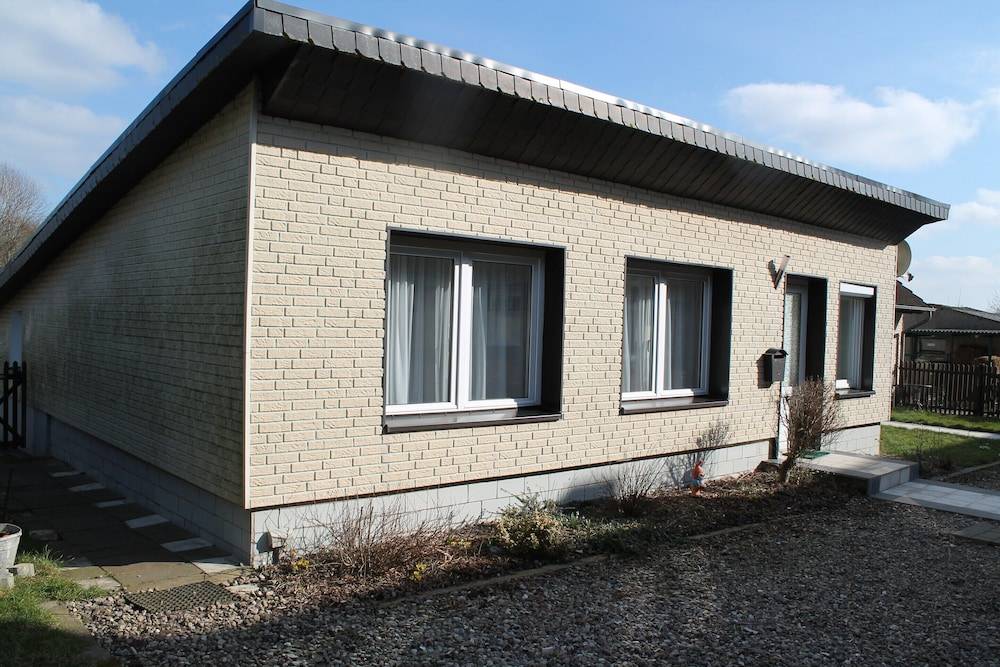 Spacious Bungalow near Sea in Grundshagen