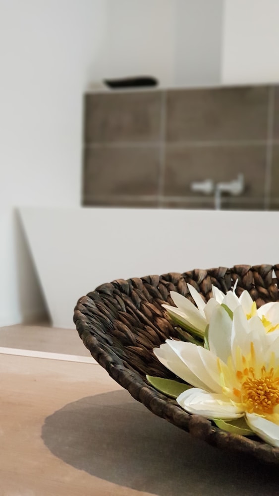 Deep soaking bathtub