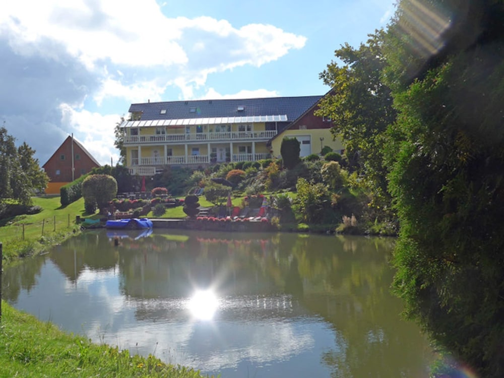 Wohnung in Lichtenhain mit Teich