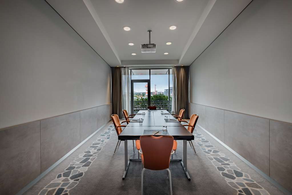 Gate 1 - boardroom seating