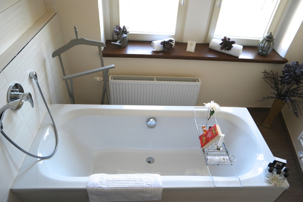 Deep soaking bathtub