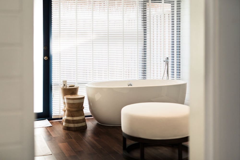 Deep soaking bathtub