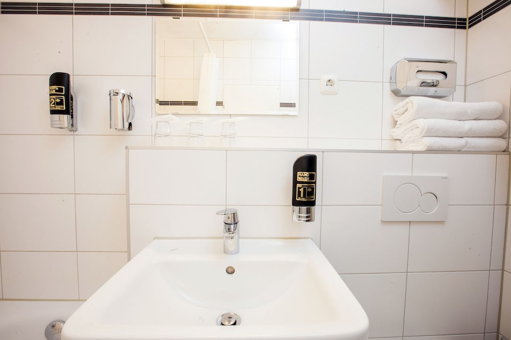 Bathroom sink