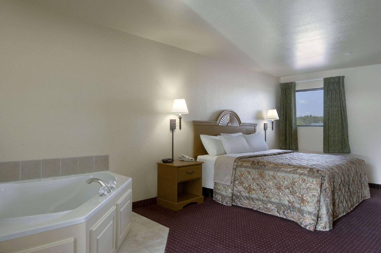 Days Inn by Wyndham Centre - photo 2