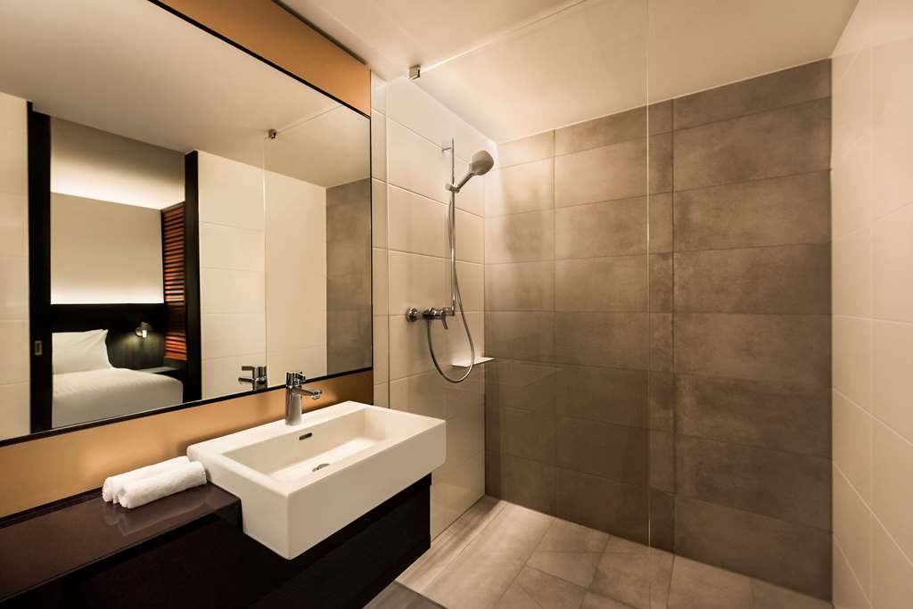 adina apartment hotel leipzig studio room bathroom