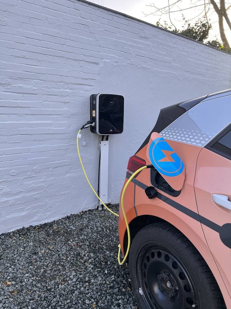 Electric vehicle charging station