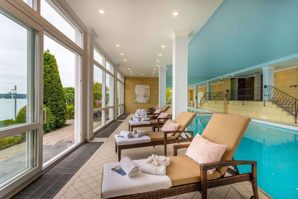 Exercise/lap pool