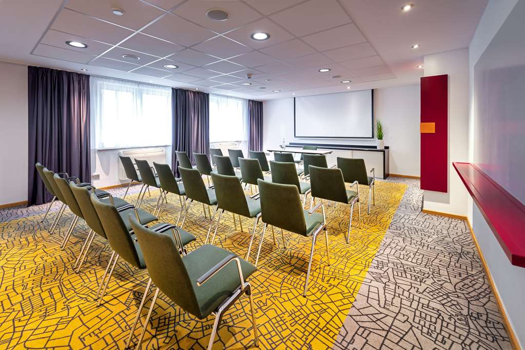 Intellekt 2 in theater seating