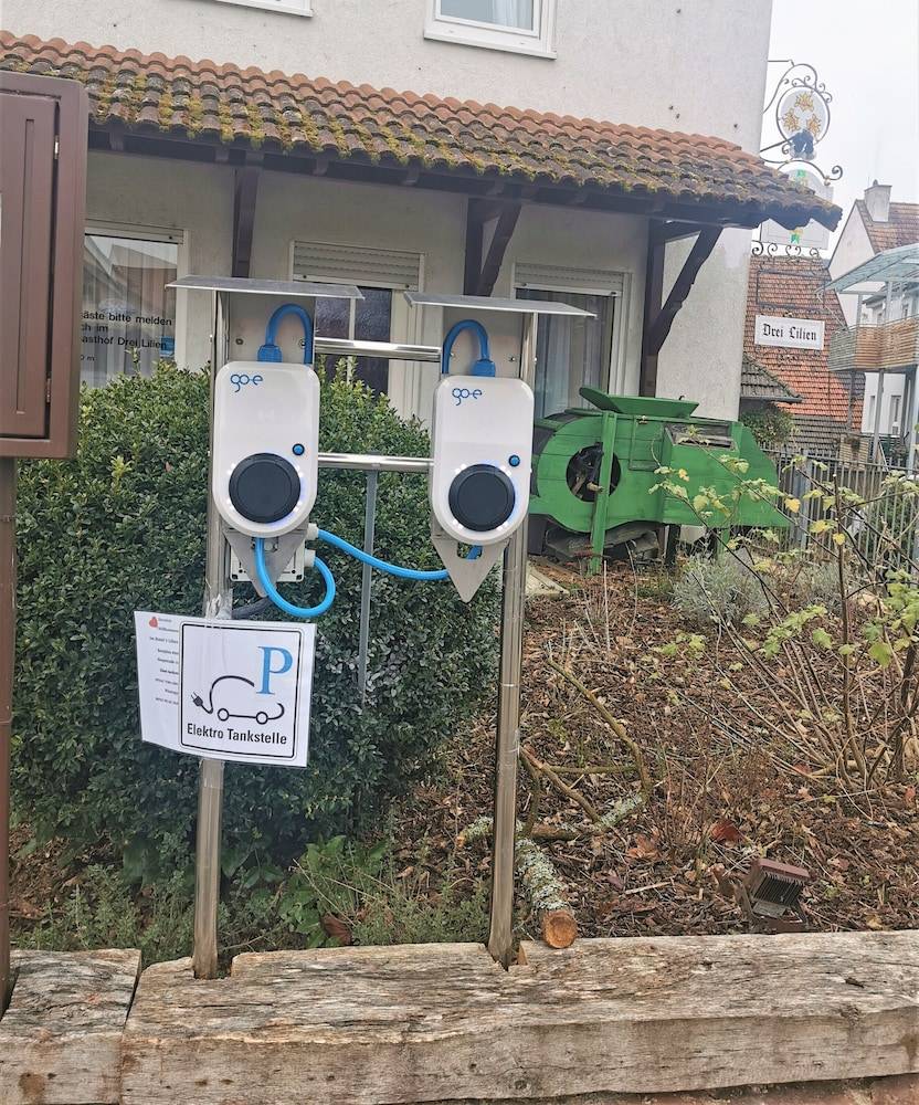 Electric vehicle charging station