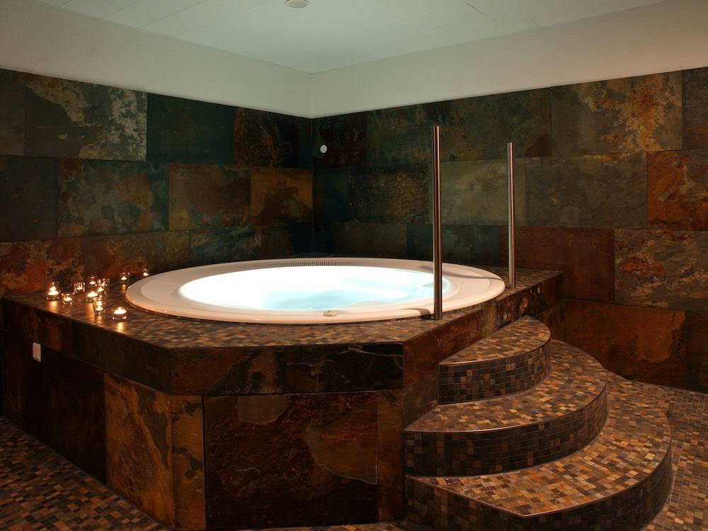 Indoor spa tub