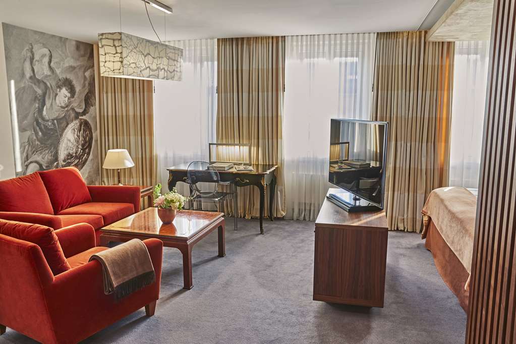 MUC1_Deluxe Junior Suite 2.jpg