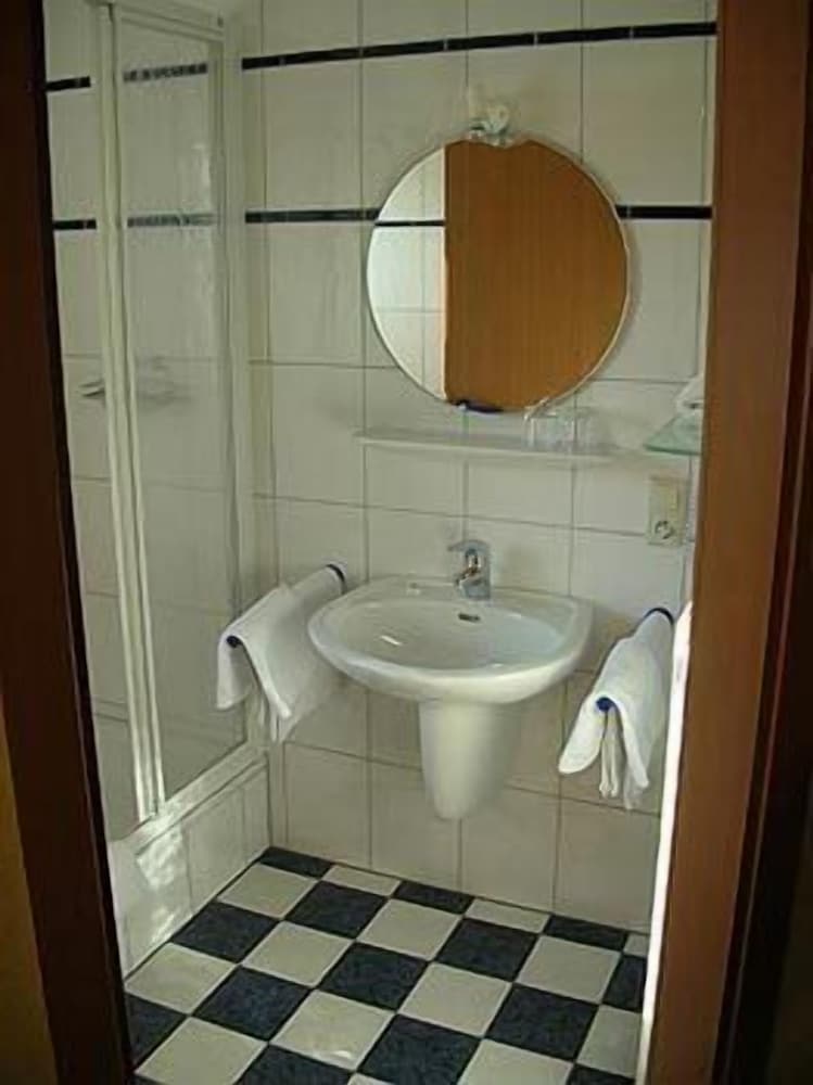 Bathroom sink