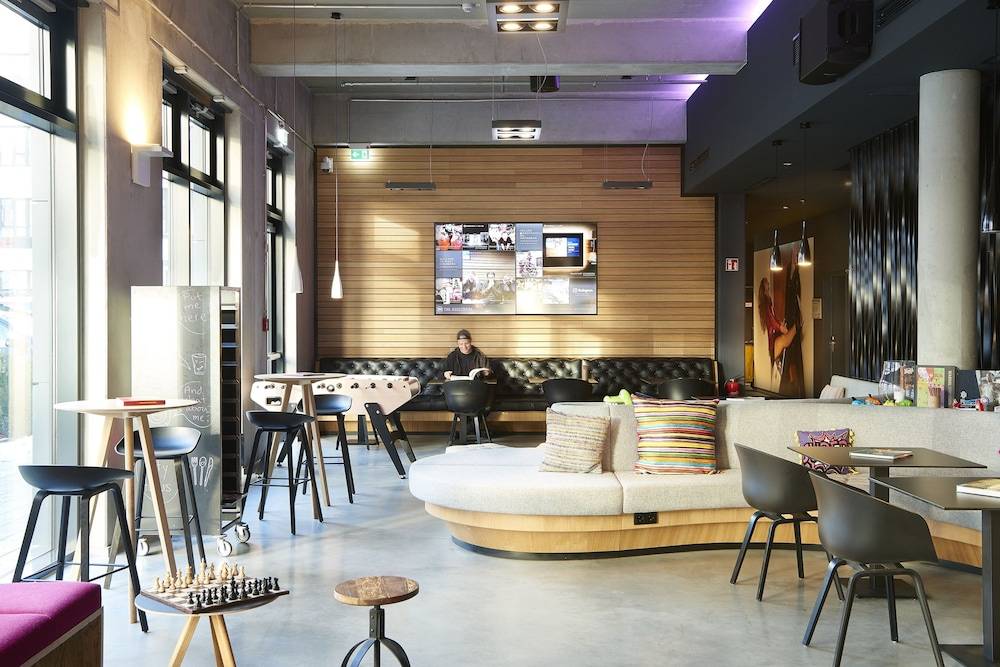 Lobby lounge