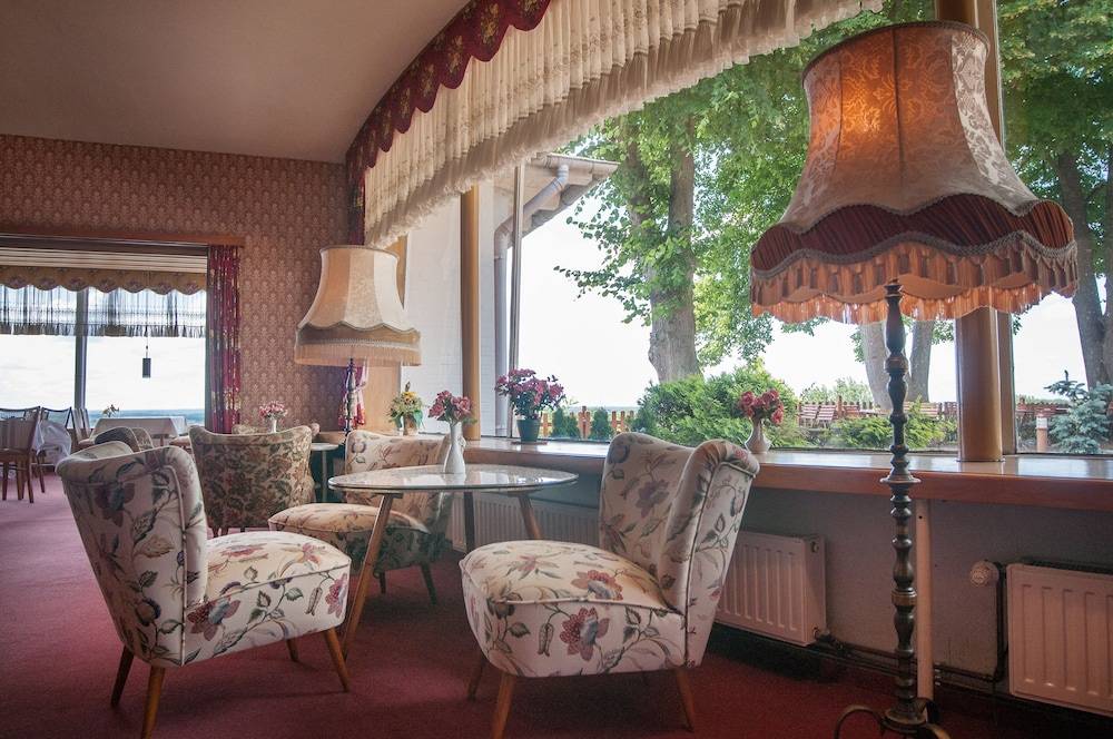 Lobby lounge