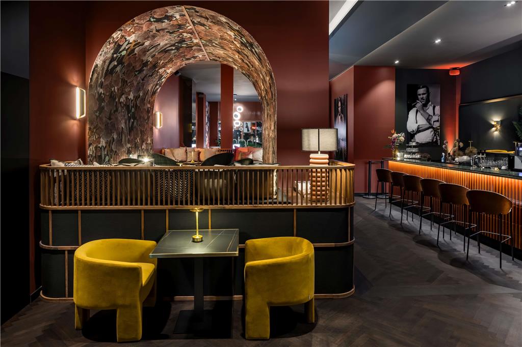 hotel amano dusseldorf bar tisch