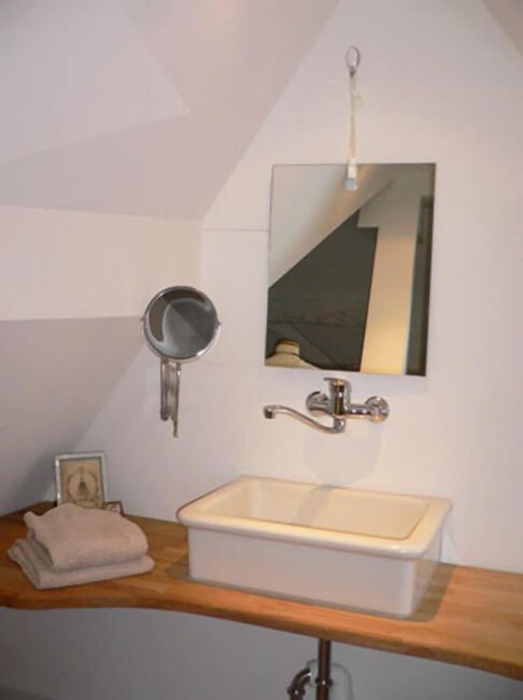 Bathroom sink